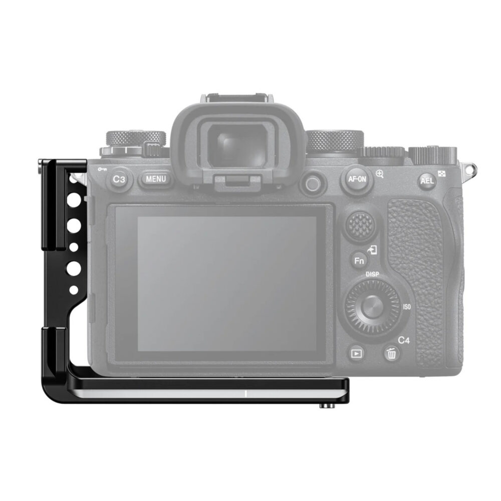 Leofoto LPSO-A1 L-bevestiging achteraanzicht van Sony Alpha camera met gemonteerde L-bracket die toegang tot knoppen en aansluitingen behoudt.