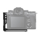 Leofoto LPSO-A1 L-bevestiging achteraanzicht van Sony Alpha camera met gemonteerde L-bracket die toegang tot knoppen en aansluitingen behoudt.
