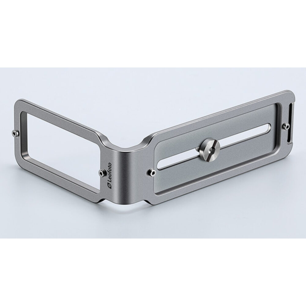 Leofoto UL-01T L-bevestiging titanium statiefplaat volledig uitgeklapt liggend op witte achtergrond.