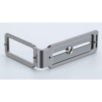 Leofoto UL-01T L-bevestiging titanium statiefplaat volledig uitgeklapt liggend op witte achtergrond.