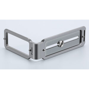 Leofoto UL-01T L-bevestiging titanium statiefplaat volledig uitgeklapt liggend op witte achtergrond.