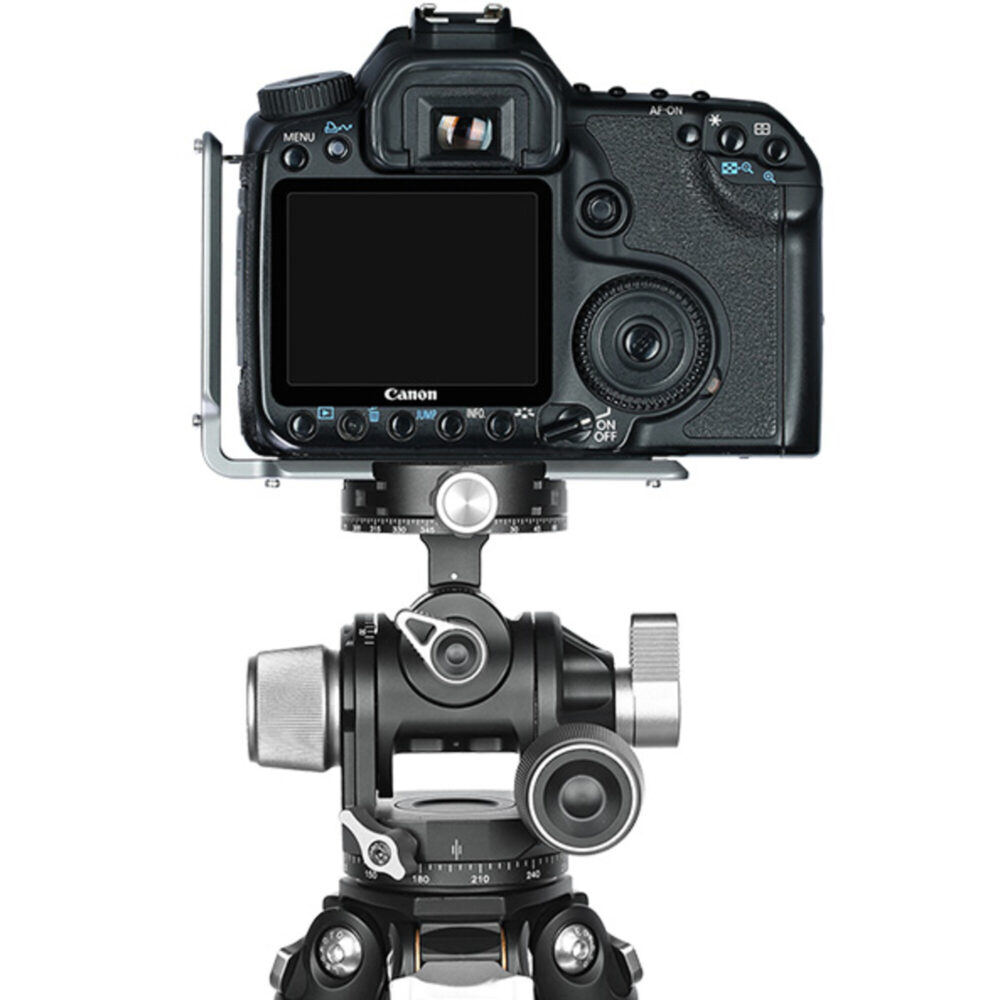 Leofoto UL-01T L-bevestiging titanium gemonteerd onder DSLR-camera op Arca-Swiss compatibel statiefkop in horizontale stand.