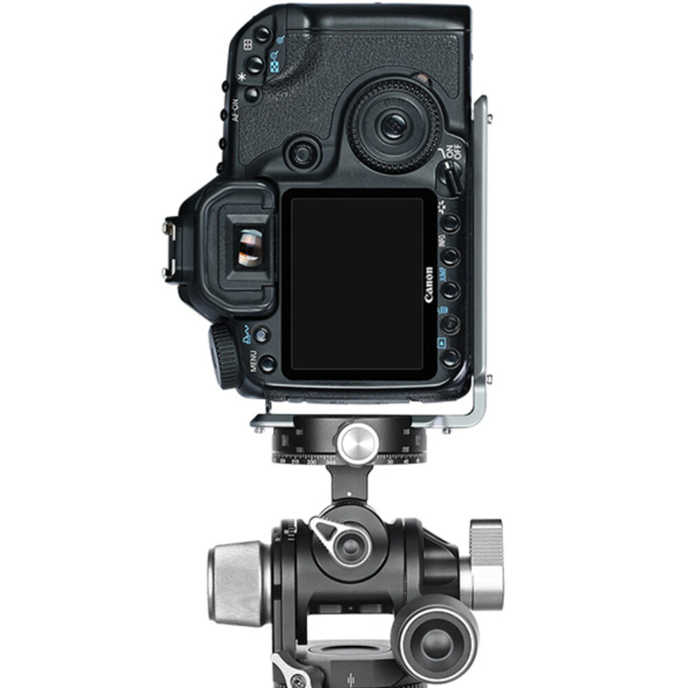 Leofoto UL-01T L-bevestiging titanium gemonteerd onder DSLR-camera op statiefkop in verticale portretstand.