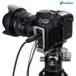 Leofoto UL-01T L-bevestiging titanium met gemonteerde systeemcamera en lens op statief, inclusief aangesloten kabels.