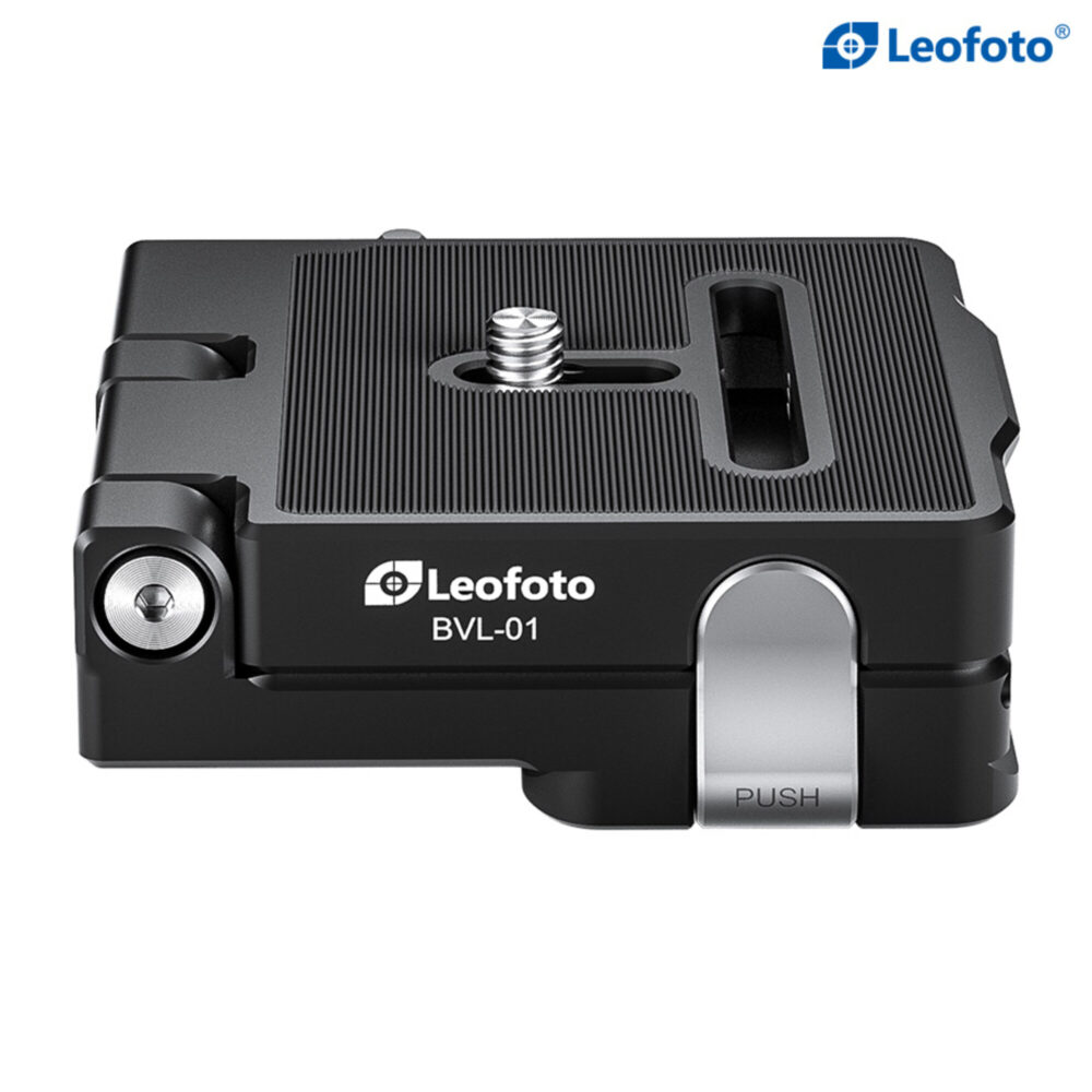 Leofoto BVL-01 L-beugel opvouwbare L-plaat compact ingeklapt met Leofoto logo en groeven.