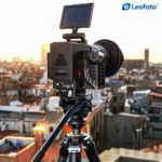 Leofoto-L-bracket-BVL-01-foldable-L-plate-5 Leofoto BVL-01 L-beugel opvouwbare L-plaat gemonteerd onder camera op statief met stadslandschap op de achtergrond.