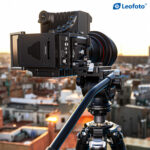 Leofoto-L-bracket-BVL-01-foldable-L-plate-7 Leofoto BVL-01 L-beugel opvouwbare L-plaat in verticale stand met camera en accessoires op statief boven stadspanorama.