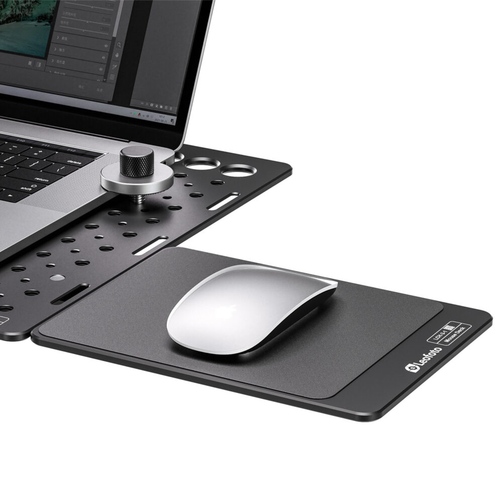 Leofoto LCH-3-1 Beugel muisplateau gemonteerd naast Laptop Tray met witte computermuis op het mouse deck.