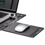 Leofoto LCH-3-1 Beugel muisplateau gemonteerd naast Laptop Tray met witte computermuis op het mouse deck.