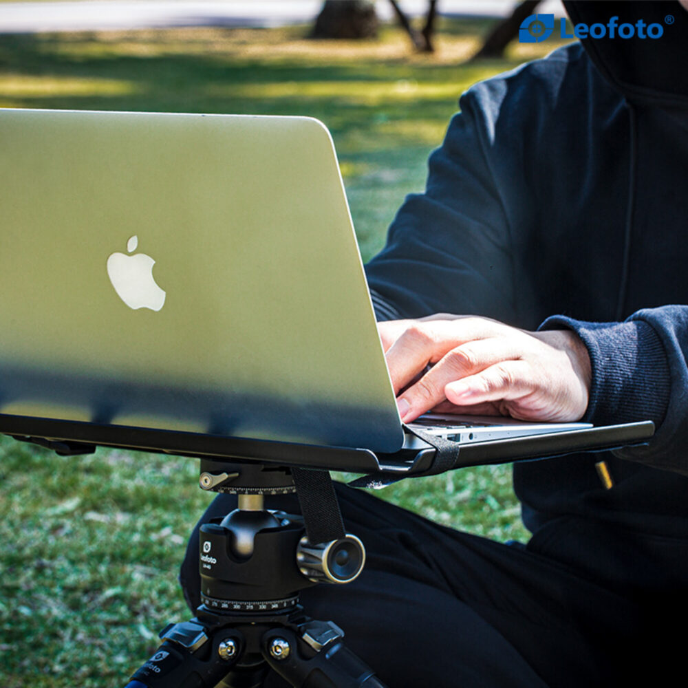 Leofoto LCH-2S laptophouder close-up van laptop op tray tijdens gebruik in het veld met duidelijke ventilatieopeningen.