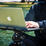 Leofoto LCH-2S laptophouder close-up van laptop op tray tijdens gebruik in het veld met duidelijke ventilatieopeningen.