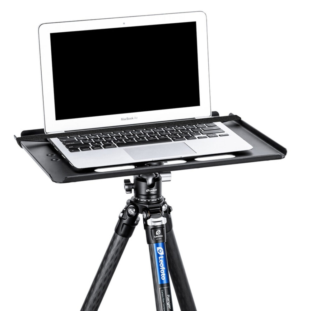 Leofoto LCH-2S laptophouder productopname met laptop op tray gemonteerd op statief tegen witte achtergrond.