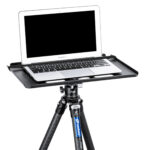 Leofoto LCH-2S laptophouder productopname met laptop op tray gemonteerd op statief tegen witte achtergrond.