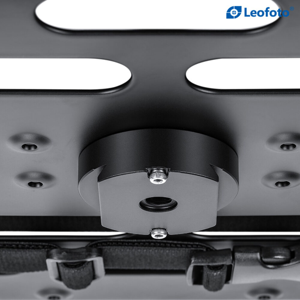Leofoto LCH-2S laptophouder detail van onderzijde met ronde adapter, bevestigingsschroeven en sleuven voor montage.