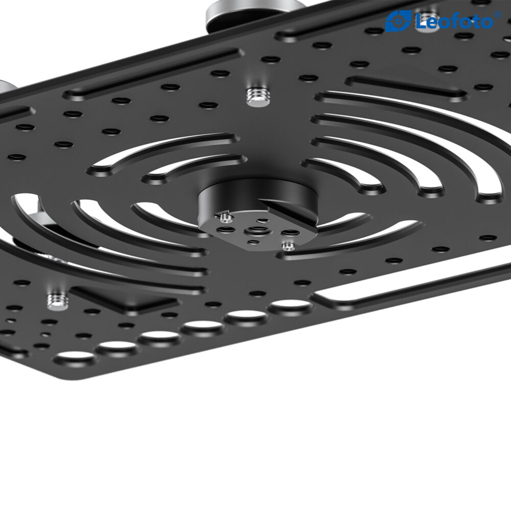 Leofoto LCH-3S Laptophouder close-up onderaanzicht met centrale Arca-Swiss adapter en cirkelvormige ventilatie-openingen.