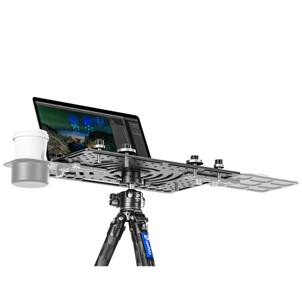 Leofoto LCH-3S Laptophouder gemonteerd op statief als workstation met laptop en bekerhouder aan de zijkant.