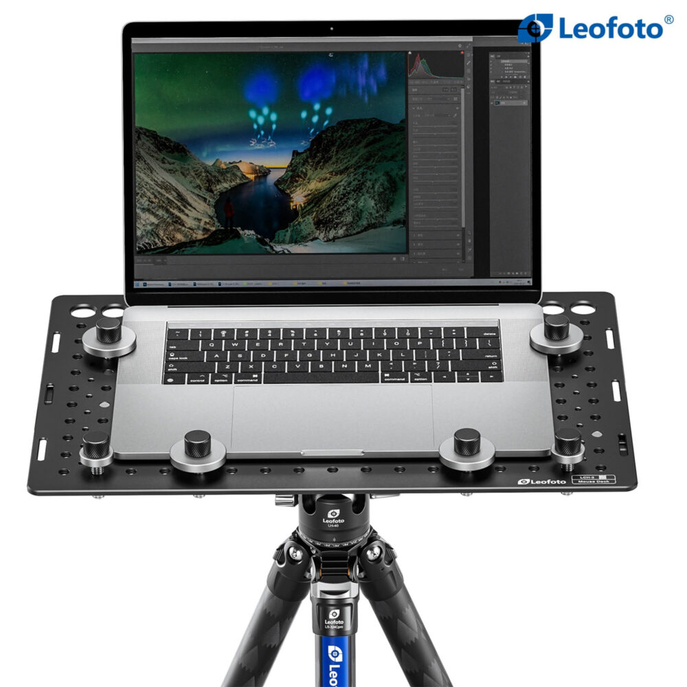 Leofoto LCH-3S Laptophouder vooraanzicht van laptop op tray op statief, vastgezet met vier siliconen klemmen.