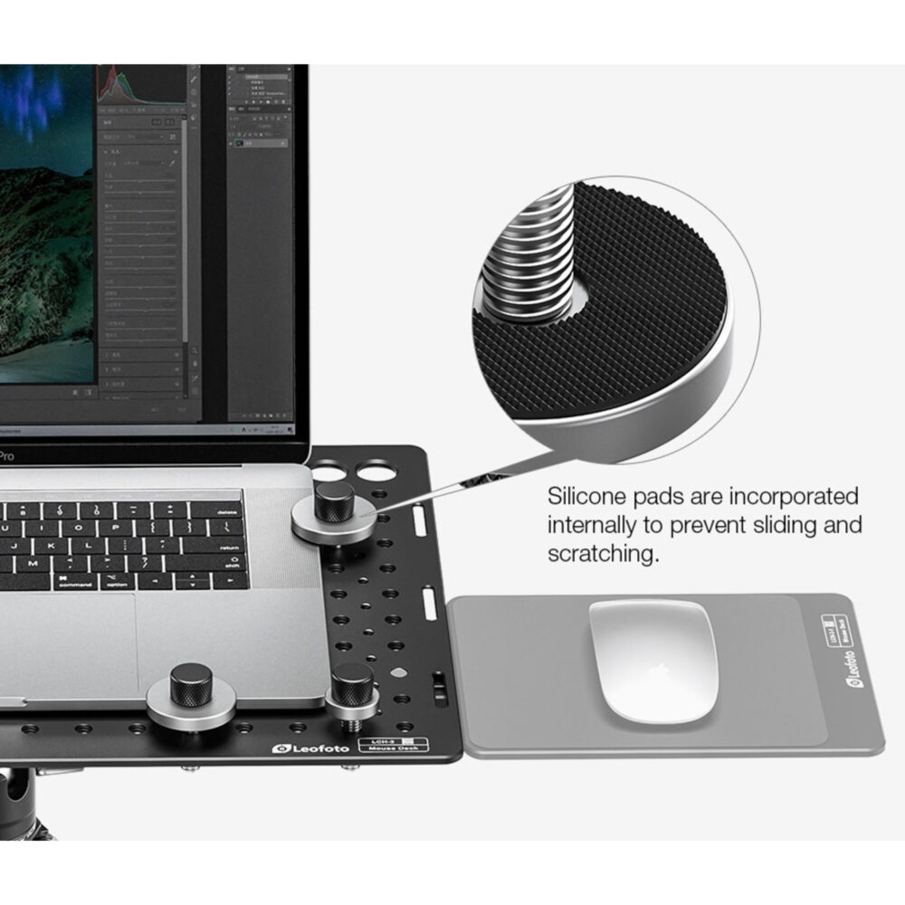 Leofoto LCH-3S Laptophouder vooraanzicht van laptop op tray op statief, vastgezet met vier siliconen klemmen.