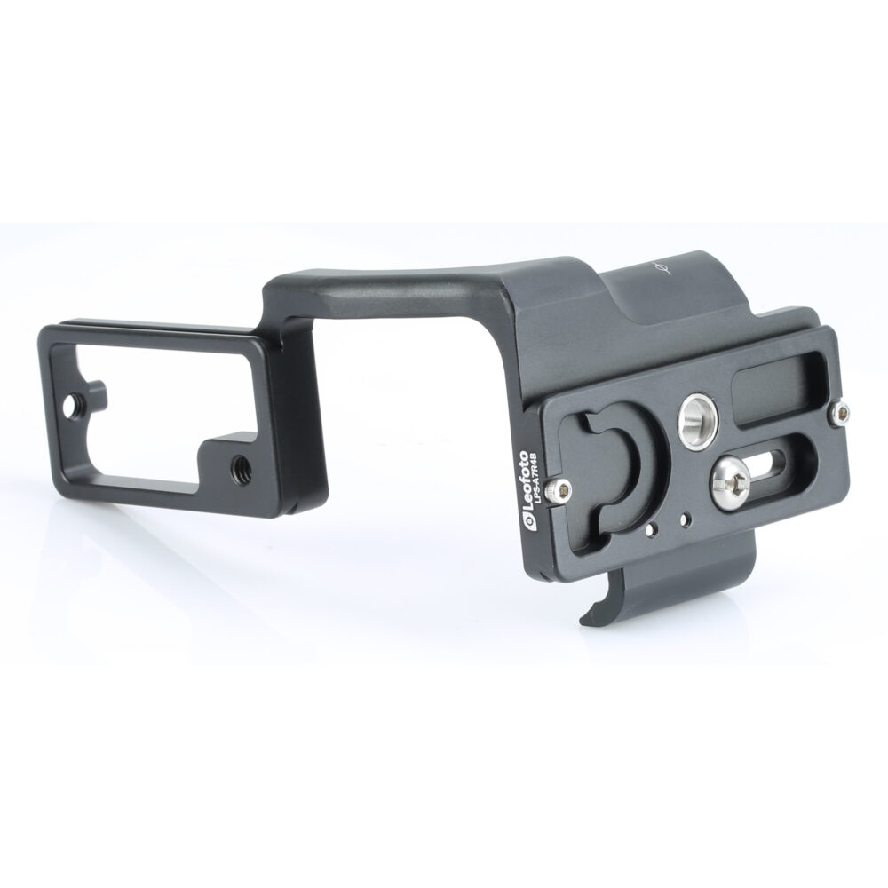 Leofoto LPS-A7R4B L-Beugel onderaanzicht met 1/4-inch statiefschroef, uitfrezingen en uitsparing voor montage aan batterijgreep.