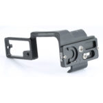 Leofoto LPS-A7R4B L-Beugel onderaanzicht met 1/4-inch statiefschroef, uitfrezingen en uitsparing voor montage aan batterijgreep.