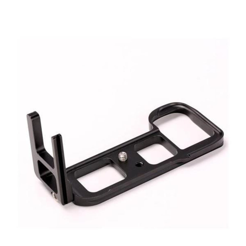 Leofoto LPS-A9 L-Beugel schuine bovenaanzicht met gefreesde uitsparingen in de basisplaat en centrale 1/4"-schroef.