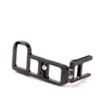 Leofoto LPS-A9 L-Beugel achteraanzicht met zicht op bevestigingsschroeven en lichte aluminium L-constructie.