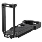Leofoto LPS-A7C L-Beugel perspectiefaanzicht met nadruk op verticale arm, dubbele bevestigingspunten en uitsparingen in de basis.
