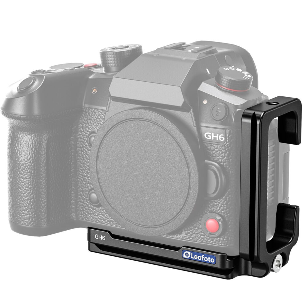 Leofoto LPP-GH6 L-Beugel gemonteerd onder Panasonic Lumix GH6 body, vooraanzicht met zicht op grip en L-frame.