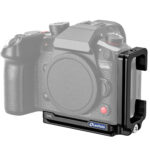 Leofoto LPP-GH6 L-Beugel gemonteerd onder Panasonic Lumix GH6 body, vooraanzicht met zicht op grip en L-frame.