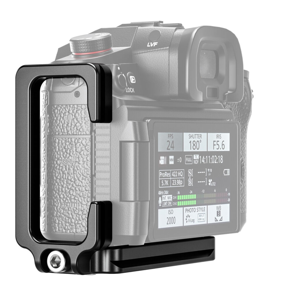 Leofoto LPP-GH6 L-Beugel zijaanzicht van Panasonic Lumix GH6 met verticale L-plaat langs de camerazijkant.