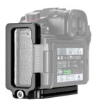 Leofoto LPP-GH6 L-Beugel zijaanzicht van Panasonic Lumix GH6 met verticale L-plaat langs de camerazijkant.