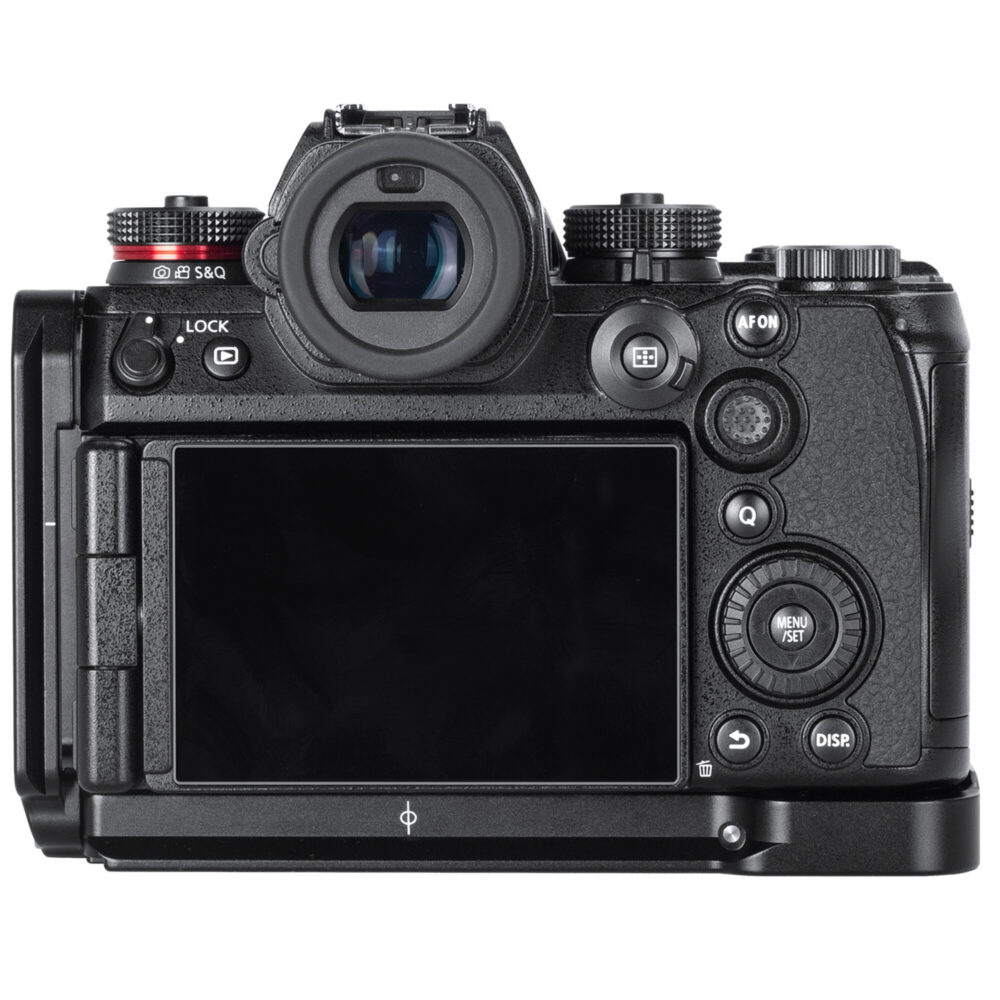 Leofoto LPP-S1RII L-Beugel gemonteerd op Panasonic Lumix S1RII camera, achteraanzicht met vrij toegankelijk display.
