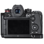 Leofoto LPP-S1RII L-Beugel gemonteerd op Panasonic Lumix S1RII camera, achteraanzicht met vrij toegankelijk display.