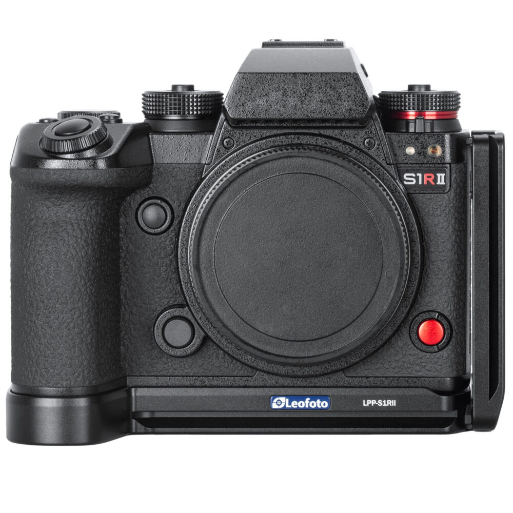 Leofoto LPP-S1RII L-Beugel gemonteerd op Panasonic Lumix S1RII body, vooraanzicht met grip en L-frame.