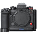 Leofoto LPP-S1RII L-Beugel gemonteerd op Panasonic Lumix S1RII body, vooraanzicht met grip en L-frame.