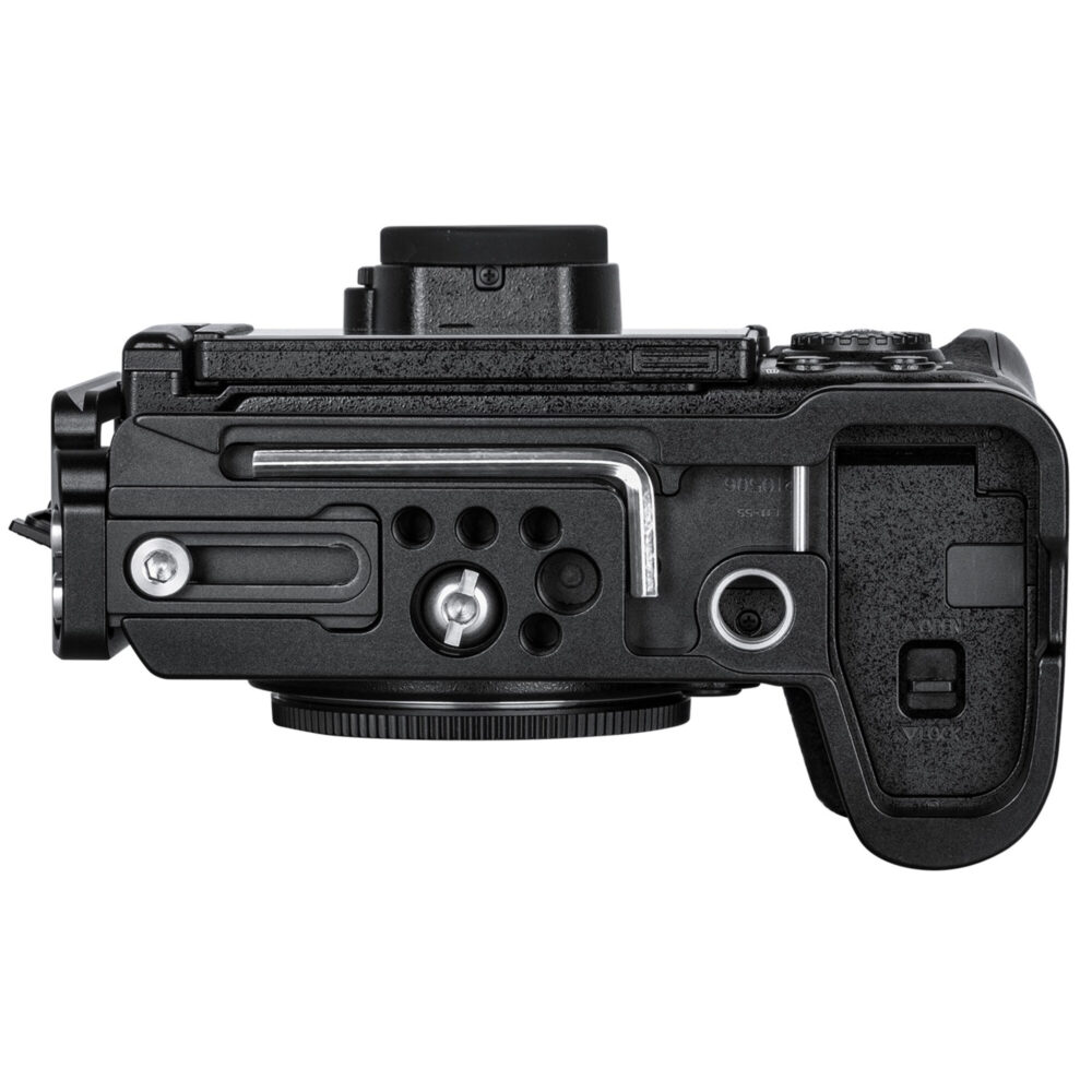 Leofoto LPP-S1RII L-Beugel onderaanzicht van Panasonic Lumix S1RII op L-bracket met zicht op bodemplaat en aansluitingen.