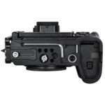 Leofoto LPP-S1RII L-Beugel onderaanzicht van Panasonic Lumix S1RII op L-bracket met zicht op bodemplaat en aansluitingen.