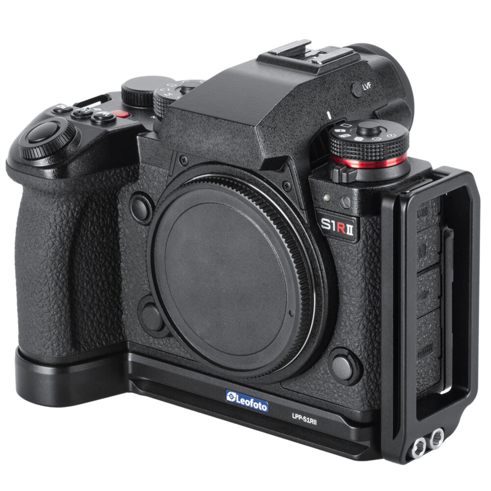 Leofoto LPP-S1RII L-Beugel schuin zijaanzicht van Panasonic Lumix S1-serie camera met verticale L-plaat langs de rechterzijkant.