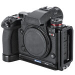 Leofoto LPP-S1RII L-Beugel schuin zijaanzicht van Panasonic Lumix S1-serie camera met verticale L-plaat langs de rechterzijkant.