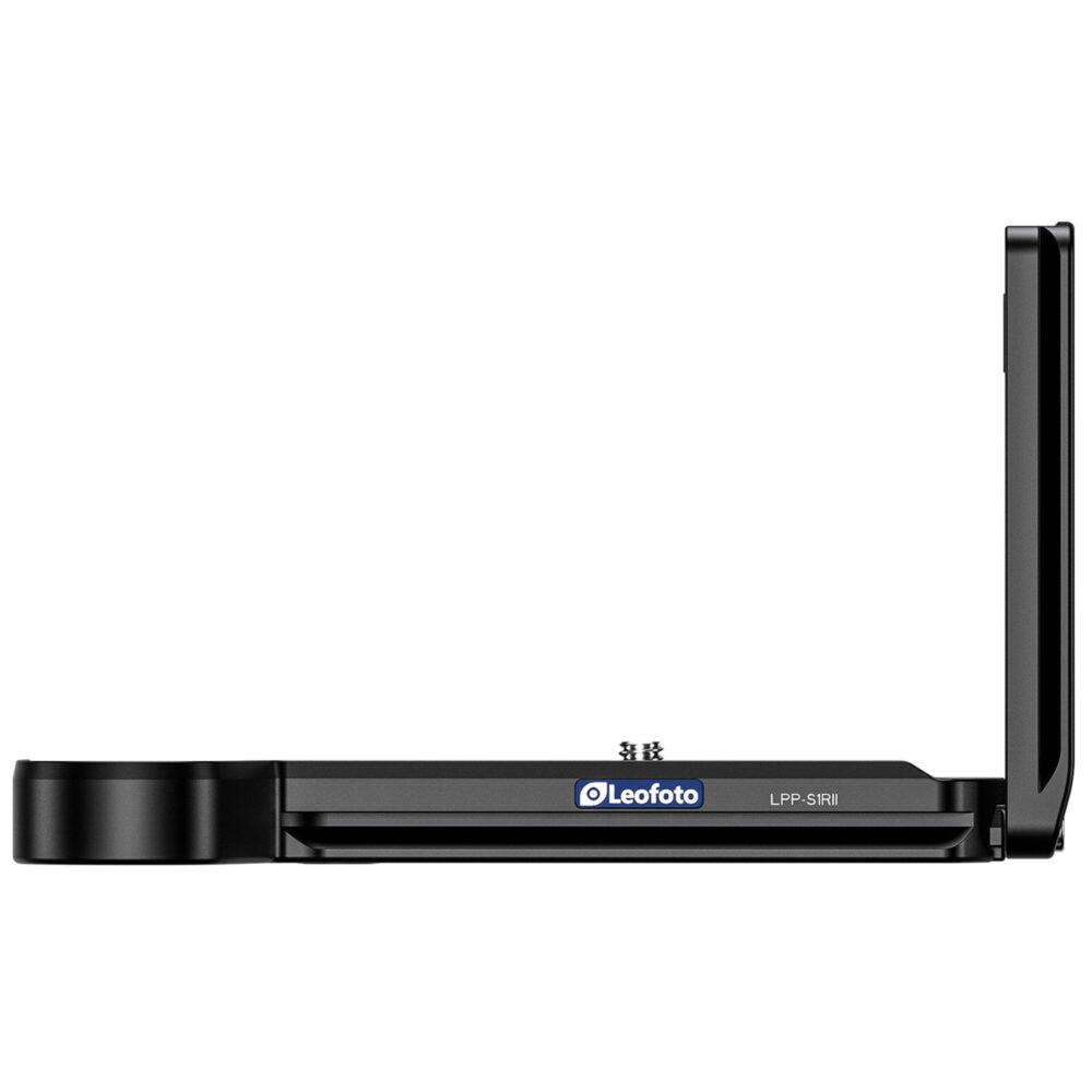 Leofoto LPP-S1RII L-Beugel zijaanzicht van L-bracket alleen, rechtop geplaatst om hoogte en vorm van de verticale arm te tonen.