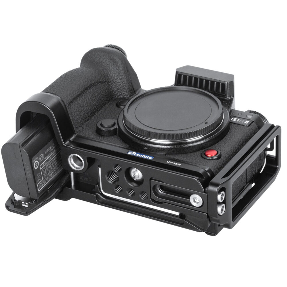 Leofoto LPP-S1RII L-Beugel bovenaanzicht van Panasonic Lumix S1-serie liggend op gemonteerde L-bracket met zicht op bovenzijde en knoppen.