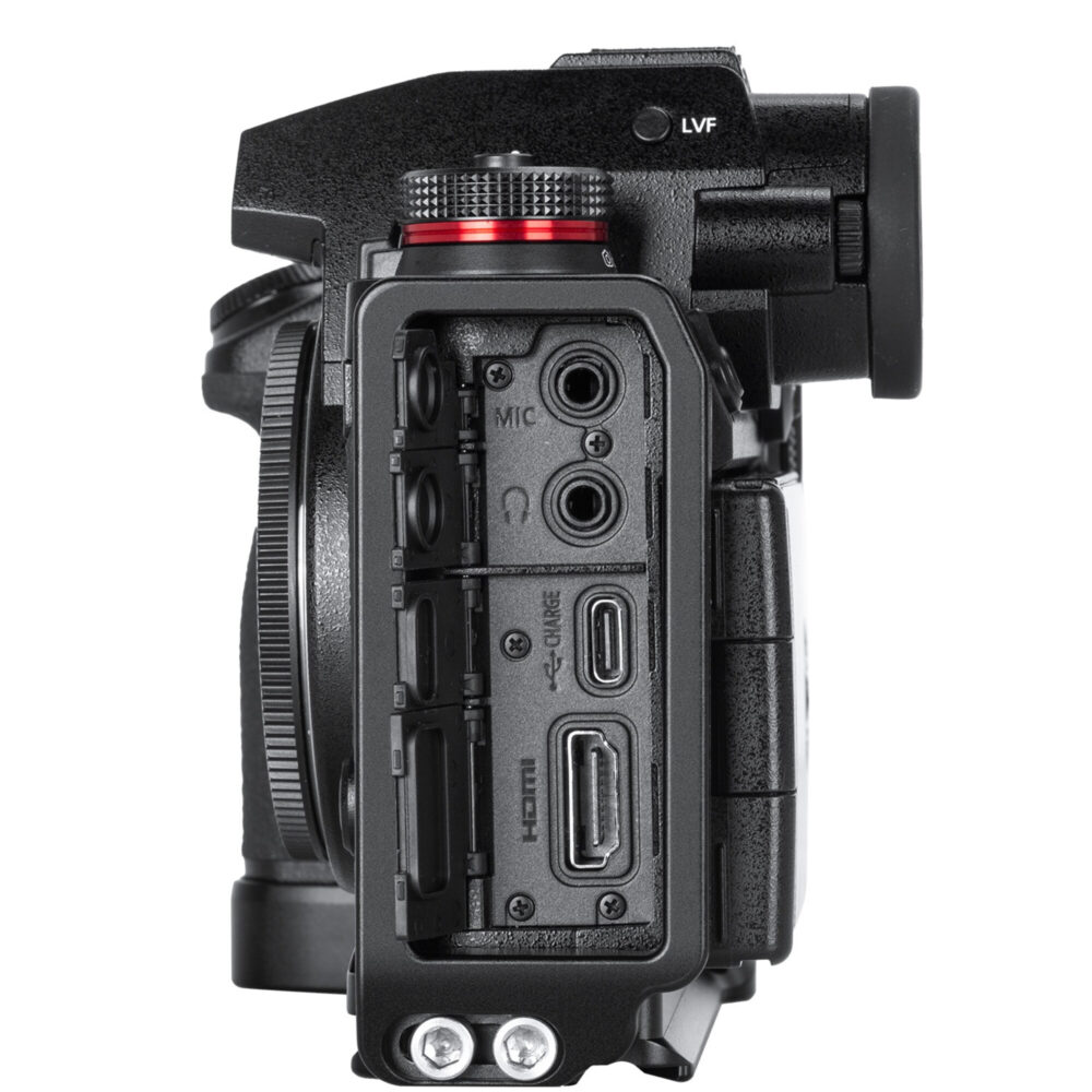 Leofoto LPP-S1RII L-Beugel zijaanzicht van Panasonic Lumix S1-serie met geopende aansluitkleppen die vrij blijven naast de L-plaat.