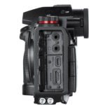 Leofoto LPP-S1RII L-Beugel zijaanzicht van Panasonic Lumix S1-serie met geopende aansluitkleppen die vrij blijven naast de L-plaat.
