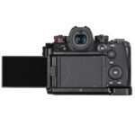 Leofoto LPP-S1RII L-Beugel achteraanzicht van Panasonic Lumix S1-serie met volledig uitgeklapt kantelbaar lcd-scherm naast het L-frame.
