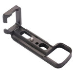 Leofoto LPS-A6300 L-Beugel schuine bovenaanzicht van lichte aluminium L-bracket met sleuven, anti-twist flenzen en afgeronde greep.