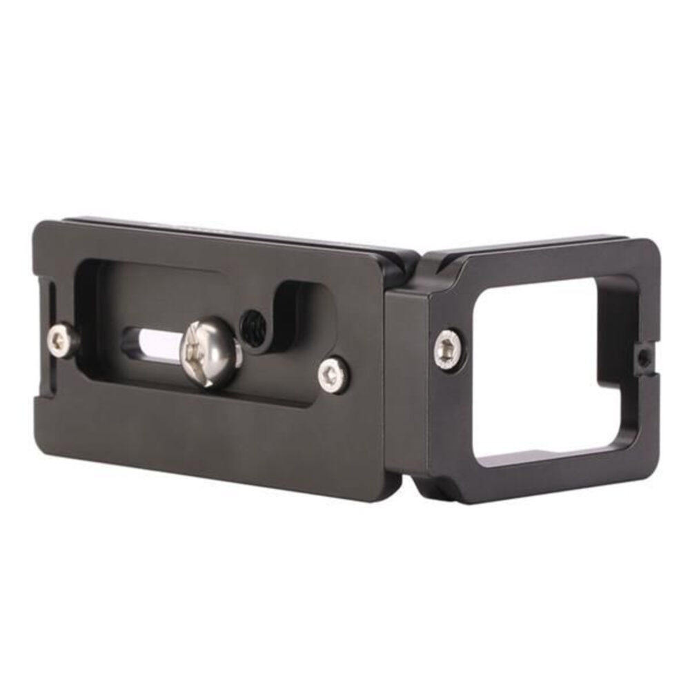 Leofoto LPS-A6500 L-Beugel onderaanzicht van gemonteerde L-bracket met Arca-Swiss profiel en meerdere montagegaten.