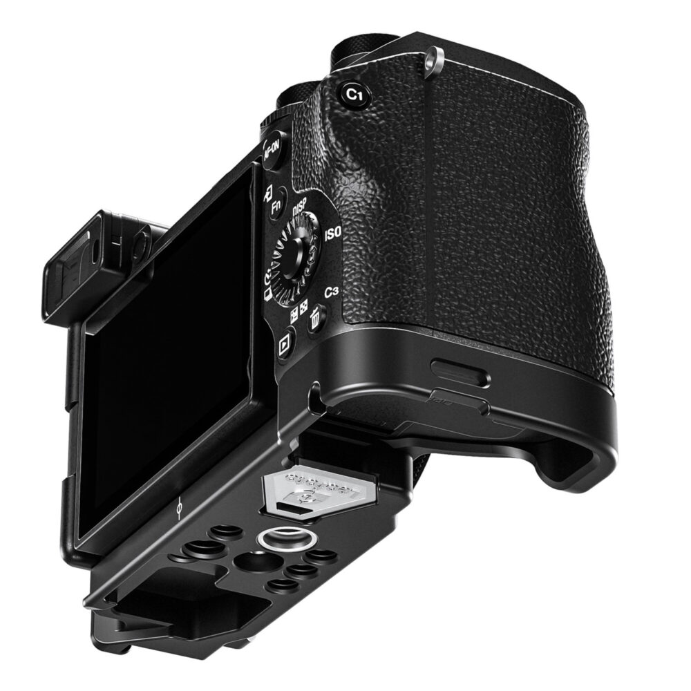 Leofoto LPS-A6700 L-Beugel gemonteerd onder Sony Alpha A6700, achteraanzicht met open uitklapbaar scherm en zicht op bodemplaat.