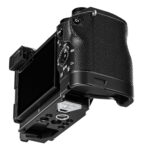 Leofoto LPS-A6700 L-Beugel gemonteerd onder Sony Alpha A6700, achteraanzicht met open uitklapbaar scherm en zicht op bodemplaat.