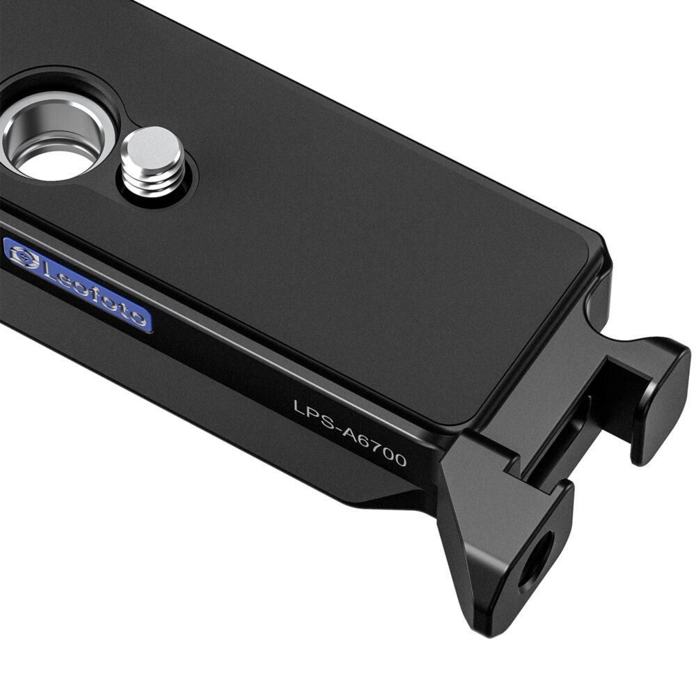 Leofoto LPS-A6700 L-Beugel close-up van bovenkant basisplaat met 1/4"-schroef, strap-eye en blauw Leofoto-logo.