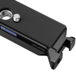 Leofoto LPS-A6700 L-Beugel close-up van bovenkant basisplaat met 1/4"-schroef, strap-eye en blauw Leofoto-logo.
